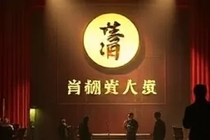 《长夜将明》停电楼道里的一束手电光