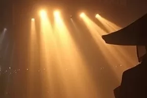 《晨光邮局》清晨开门的小邮局柜台